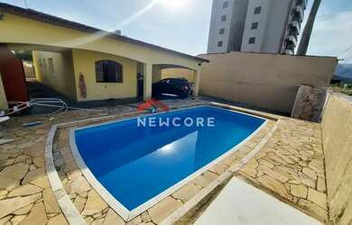 Imagem: A casa possui 3 Dormitórios, 3 Banheiros, 5 Vagas na garagem