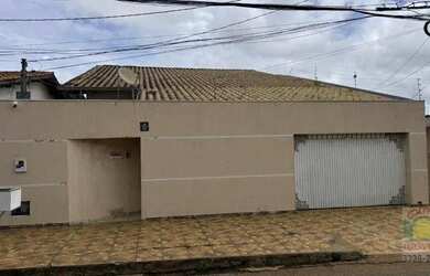 Imagem: A casa possui 4 Dormitórios, 2 Banheiros, 4 Vagas na garagem