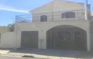 Imagem: A casa possui 4 Dormitórios, 3 Banheiros, 5 Vagas na garagem