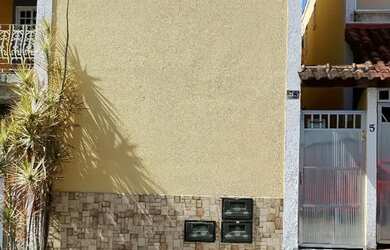 Imagem: A casa em condomínio possui 1 Dormitório e 2 Banheiros e está