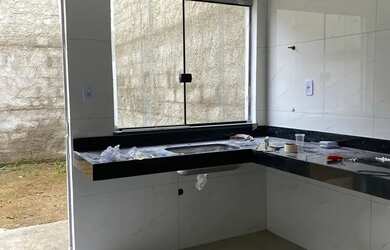 Imagem: A casa possui 3 Dormitórios, 1 Banheiro, 2 Vagas na garagem