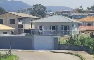 Imagem: A casa possui 4 Dormitórios, 2 Banheiros, 3 Vagas na garagem