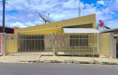 Imagem: A casa possui 3 Dormitórios, 2 Banheiros, 2 Vagas na garagem