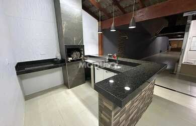 Imagem: A casa possui 3 Dormitórios, 4 Banheiros, 5 Vagas na garagem