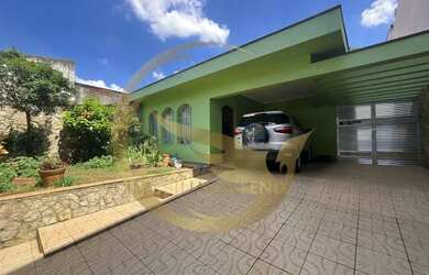 Imagem: A casa possui 3 Dormitórios, 2 Banheiros, 4 Vagas na garagem