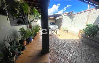 Imagem: A casa possui 3 Dormitórios, 1 Banheiro, 4 Vagas na garagem