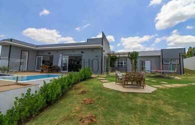 Imagem: A casa em condomínio possui 4 Dormitórios, 5 Banheiros, 4