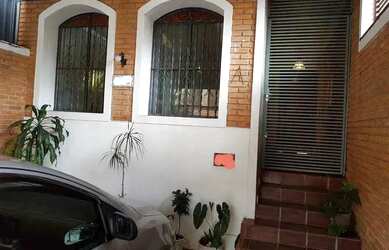 Imagem: A casa possui 4 Dormitórios, 4 Banheiros, 2 Vagas na garagem