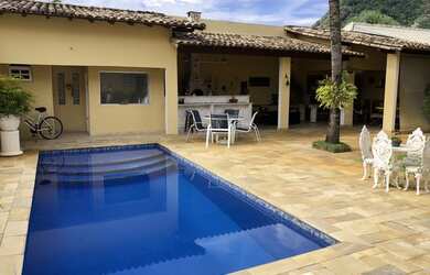 Imagem: A casa possui 4 Dormitórios, 5 Banheiros, 2 Vagas na garagem