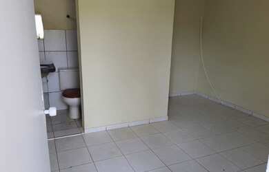 Imagem: A casa possui 4 Dormitórios, 1 Banheiro, 2 Vagas na garagem