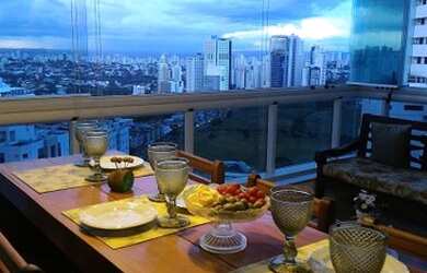 Imagem 1: Porteira fechada lado do Flamboyant com churrasqueira a carvão