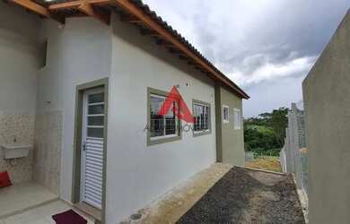 Imagem: A casa possui 2 Dormitórios, 1 Banheiro, 1 Vaga na garagem