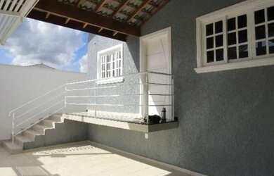 Imagem: A casa possui 3 Dormitórios, 2 Banheiros, 2 Vagas na garagem