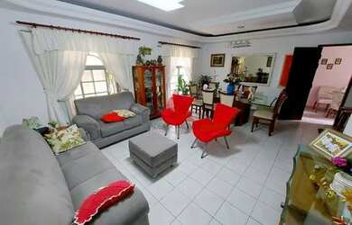 Imagem: A casa possui 3 Dormitórios, 3 Banheiros, 4 Vagas na garagem