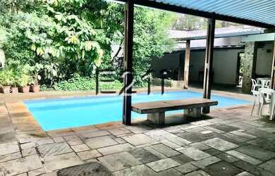 Imagem: A casa possui 5 Dormitórios, 2 Banheiros, 2 Vagas na garagem