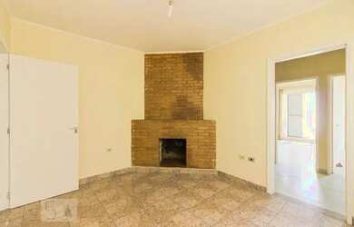 Imagem: A casa possui 3 Dormitórios, 3 Banheiros, 4 Vagas na garagem