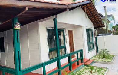 Imagem: A casa possui 3 Dormitórios, 2 Banheiros, 2 Vagas na garagem