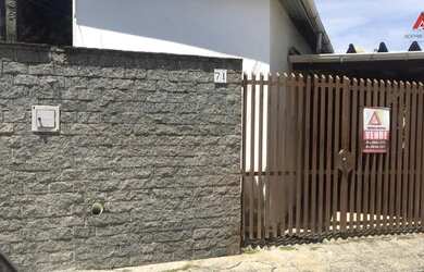 Imagem: A casa possui 3 Dormitórios, 1 Banheiro, 1 Vaga na garagem