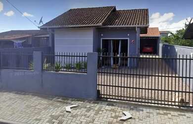 Imagem: A casa possui 2 Dormitórios, 2 Banheiros, 2 Vagas na garagem