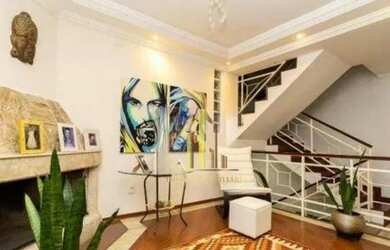 Imagem: A casa possui 3 Dormitórios, 3 Banheiros, 5 Vagas na garagem