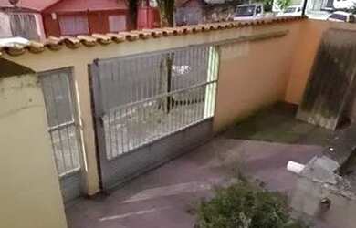 Imagem: A casa possui 2 Dormitórios, 2 Banheiros, 2 Vagas na garagem