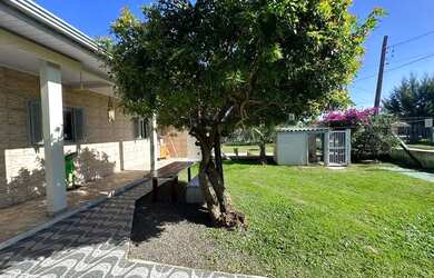 Imagem: A casa possui 4 Dormitórios, 3 Banheiros, 5 Vagas na garagem