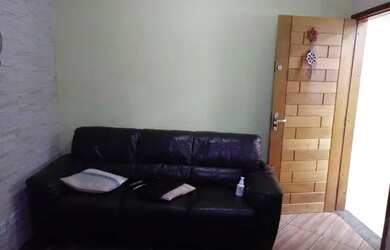 Imagem: A casa possui 2 Dormitórios, 1 Banheiro, 2 Vagas na garagem