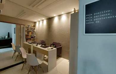 Imagem: A casa possui 2 Dormitórios, 1 Banheiro, 2 Vagas na garagem