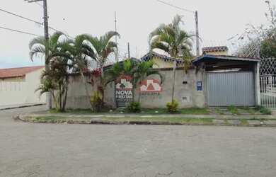 Imagem: A casa possui 3 Dormitórios, 2 Banheiros, 3 Vagas na garagem