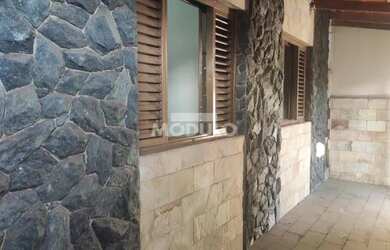 Imagem: A casa possui 2 Dormitórios, 2 Banheiros, 2 Vagas na garagem