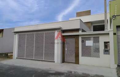 Imagem: A casa possui 3 Dormitórios, 2 Banheiros, 2 Vagas na garagem