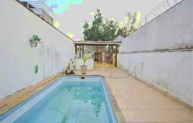 Imagem: A casa possui 3 Dormitórios, 4 Banheiros, 2 Vagas na garagem