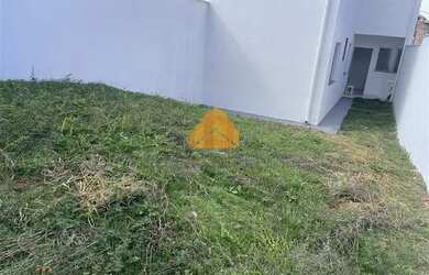 Imagem: A casa possui 2 Dormitórios, 1 Banheiro, 2 Vagas na garagem