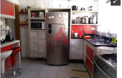 Imagem: A casa possui 4 Dormitórios, 3 Banheiros, 2 Vagas na garagem