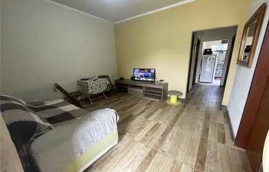 Imagem: A casa possui 3 Dormitórios, 2 Banheiros, 1 Vaga na garagem