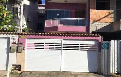 Imagem: A casa possui 3 Dormitórios, 2 Banheiros, 2 Vagas na garagem