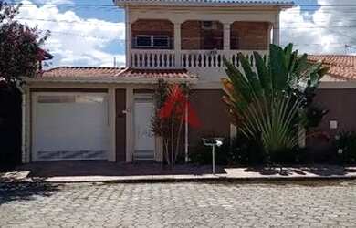 Imagem: A casa possui 3 Dormitórios, 2 Banheiros, 4 Vagas na garagem