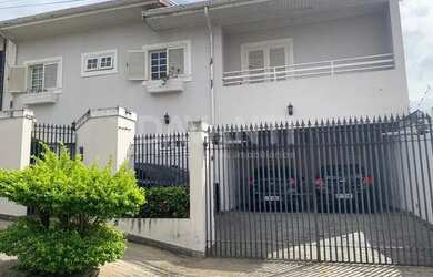 Imagem: A casa possui 4 Dormitórios, 5 Banheiros, 2 Vagas na garagem