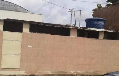 Imagem: A casa possui 2 Dormitórios, 1 Banheiro e está localizado