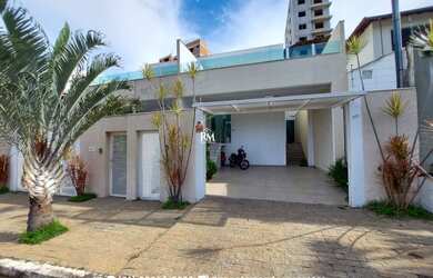 Imagem: A casa possui 3 Dormitórios, 4 Banheiros, 3 Vagas na garagem