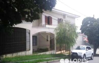 Imagem: A casa possui 4 Dormitórios, 4 Banheiros, 5 Vagas na garagem