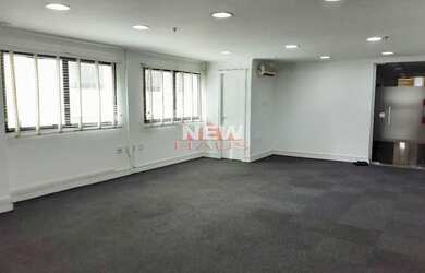 Imagem: O depósito possui 4 Vagas na garagem e 122m² de Área e está