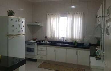 Imagem: A casa possui 4 Dormitórios, 3 Banheiros, 5 Vagas na garagem