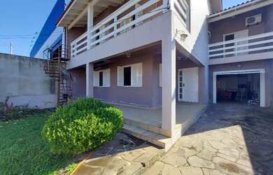 Imagem: A casa possui 3 Dormitórios, 3 Banheiros, 4 Vagas na garagem