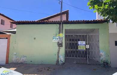 Imagem: A casa possui 4 Dormitórios, 3 Banheiros, 1 Vaga na garagem