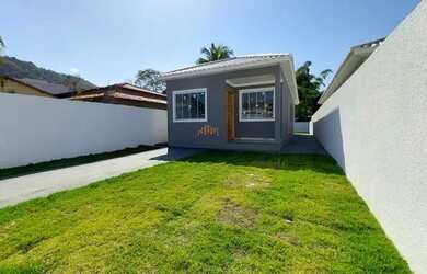 Imagem: A casa possui 3 Dormitórios, 2 Banheiros, 2 Vagas na garagem