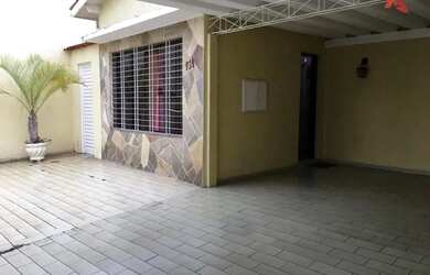 Imagem: A casa possui 2 Dormitórios, 1 Banheiro, 2 Vagas na garagem