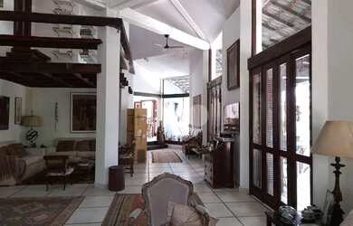 Imagem: A casa possui 4 Dormitórios, 3 Banheiros, 4 Vagas na garagem