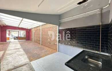 Imagem: O depósito para alugar possui 5 Vagas na garagem e 252m² de