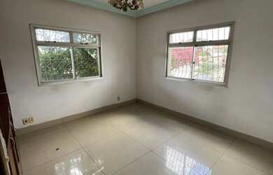 Imagem: A casa possui 3 Dormitórios, 2 Banheiros, 1 Vaga na garagem